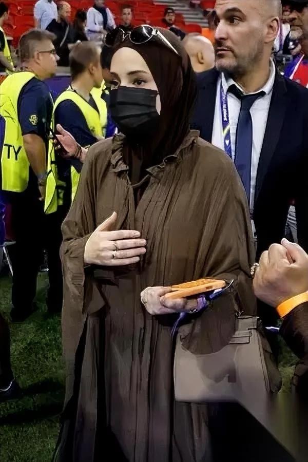 登贝莱翻身

全靠老婆？

这嫂子的操作你绝对想不到。

之前他在巴萨就是出了名