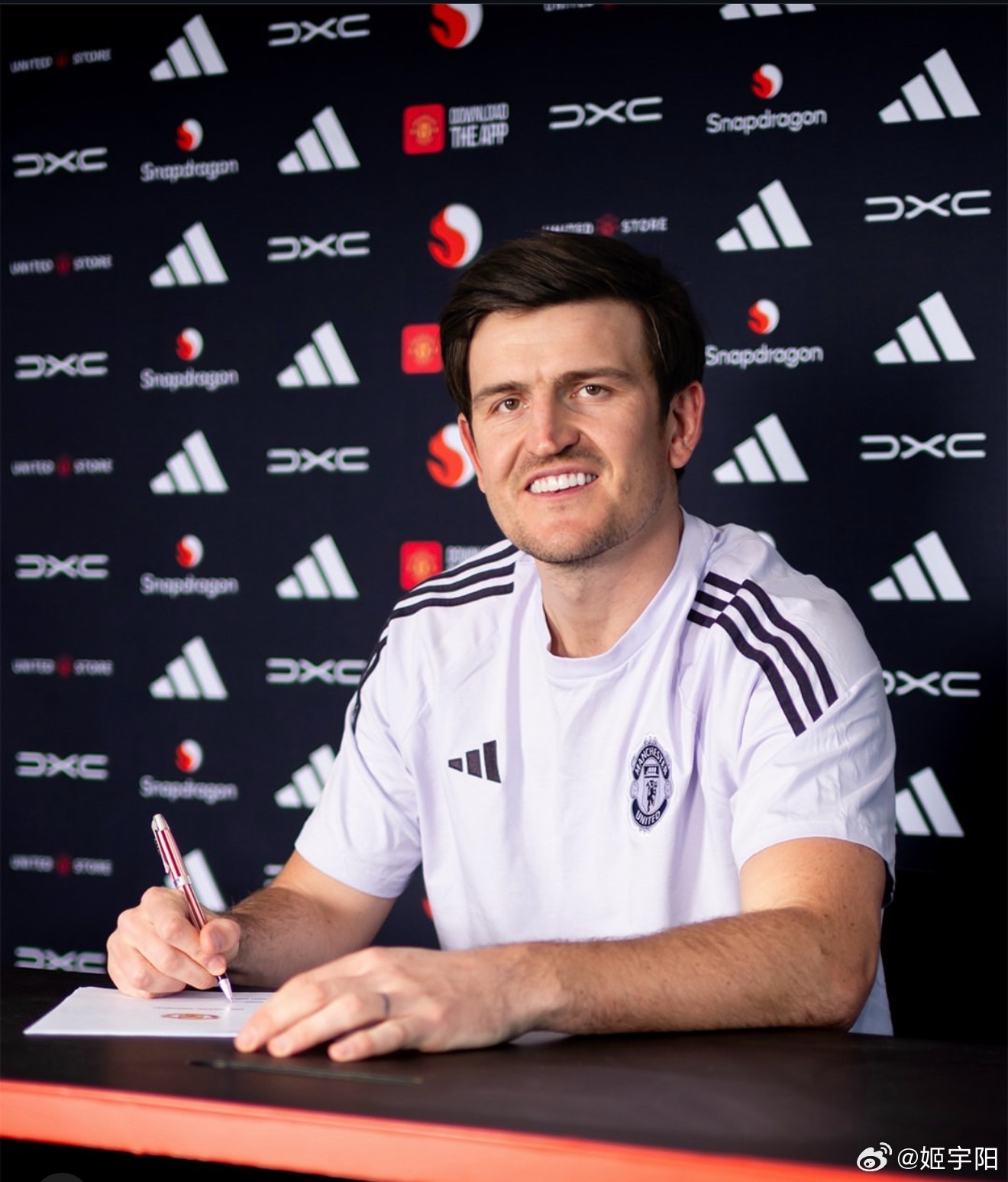 曼联和 33 岁的后卫马奎尔续约一年到 2027 夏天，下个赛季将是他效力曼联的