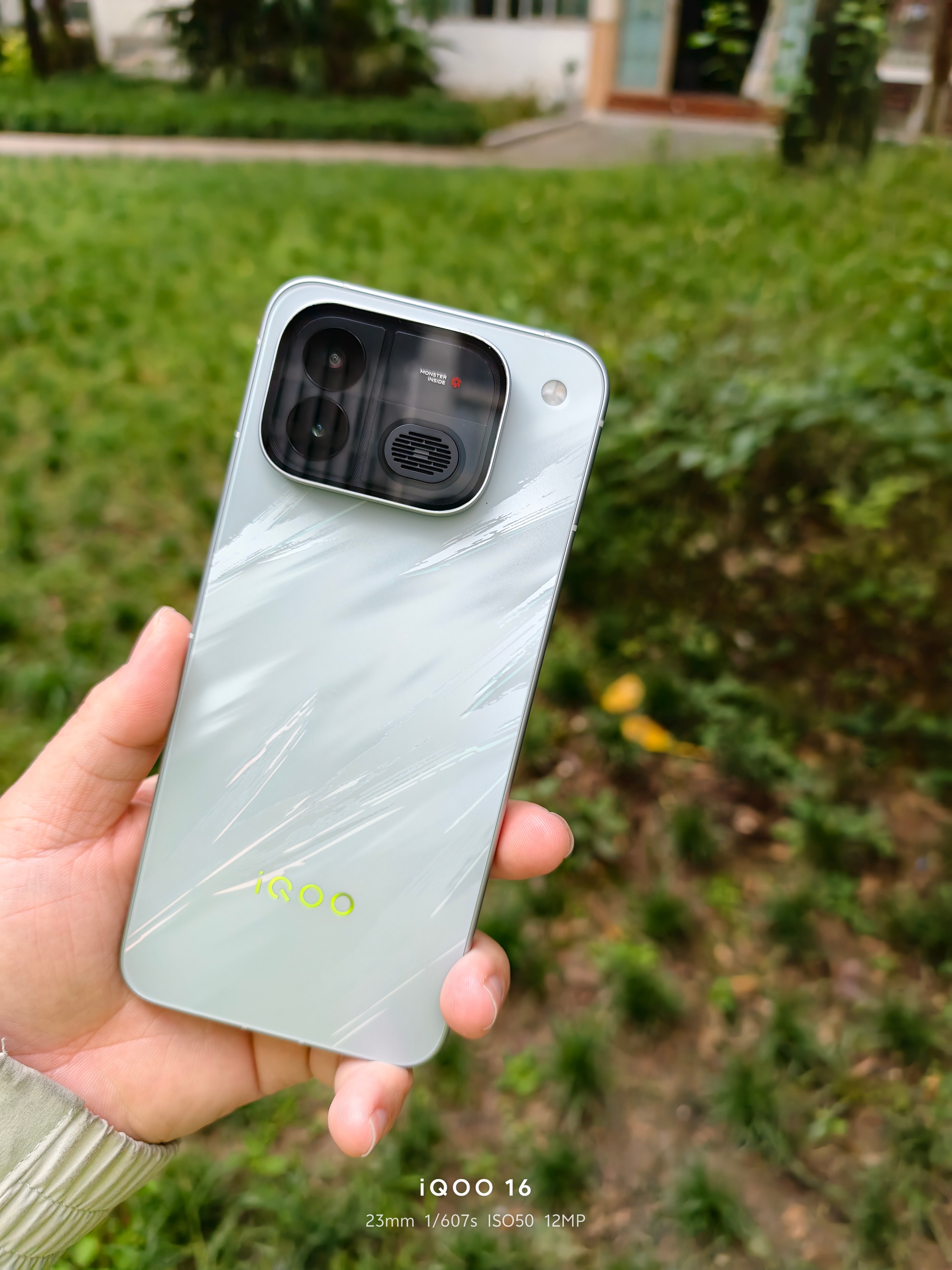 iQOO Neo12iQOO Neo12这次这个外观真的非常的好看。手感也很润。
