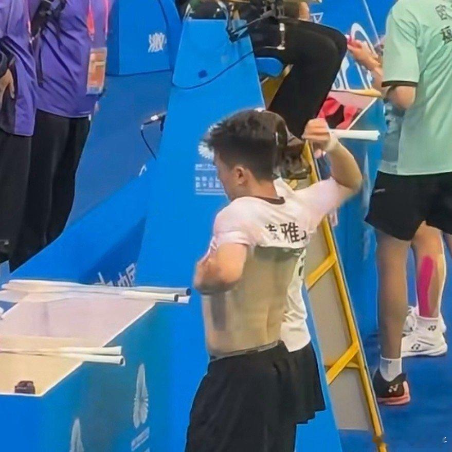 我不行了啊哈哈哈哈哈哈 看gif的时候都没发现穿错衣服了