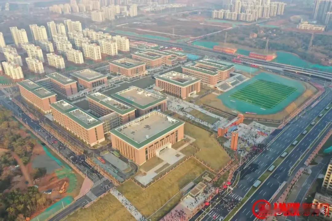 教育❗已知2024年中小学新增2.7万学位，高中新增10570。增加比例百分15