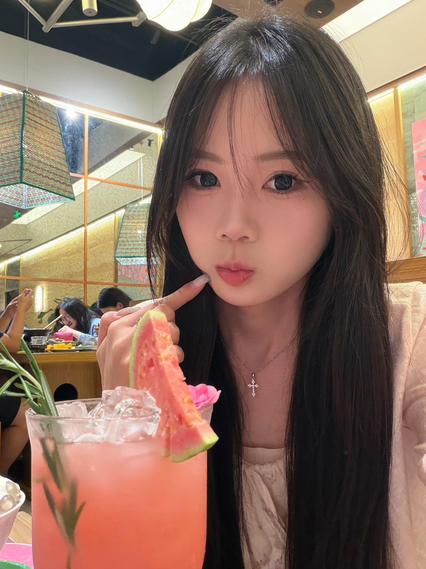 我气血虚 总是喜欢蹲地上 在街边 在室内 在草地 直到有一天我又蹲下 ...