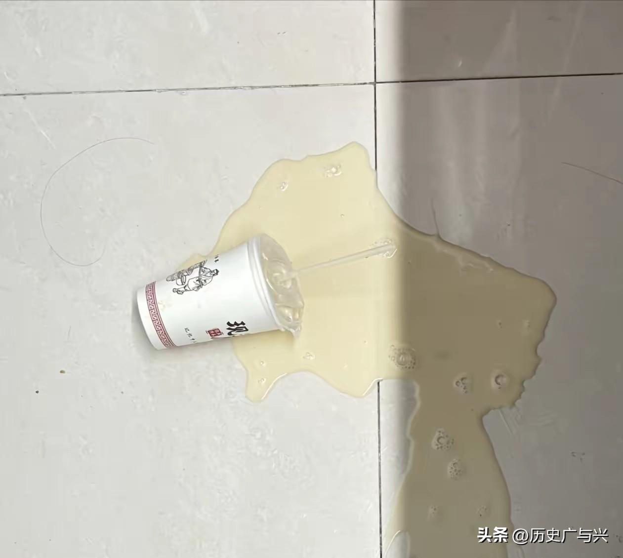 浙江一78岁老人，在早餐店白喝了五个月豆浆，店主看他年纪大，一直忍着没要钱。结果