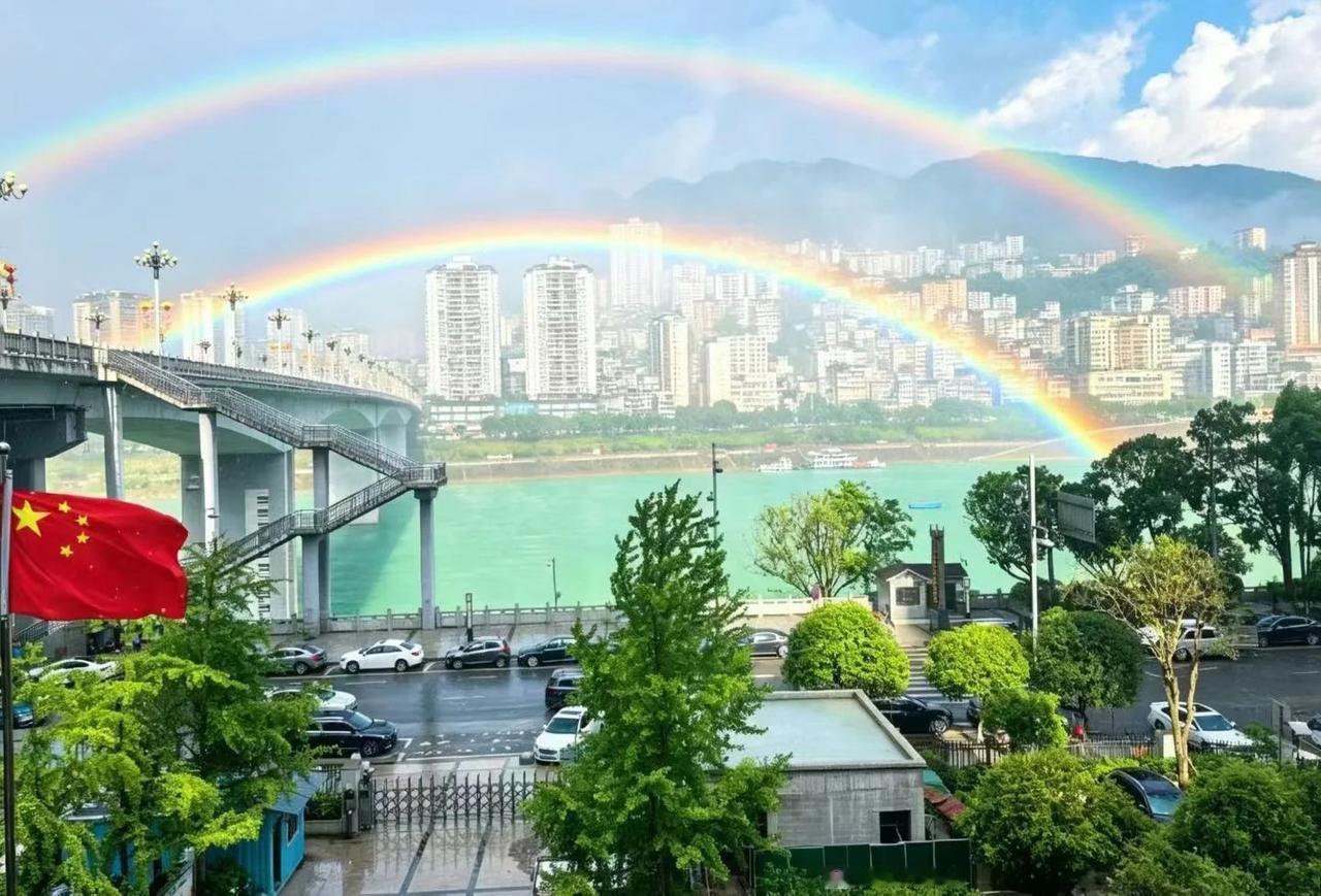 刚从彭水县出差回来，这是一座藏在武陵山深处、乌江之畔的小城，像是被山水与时光共同