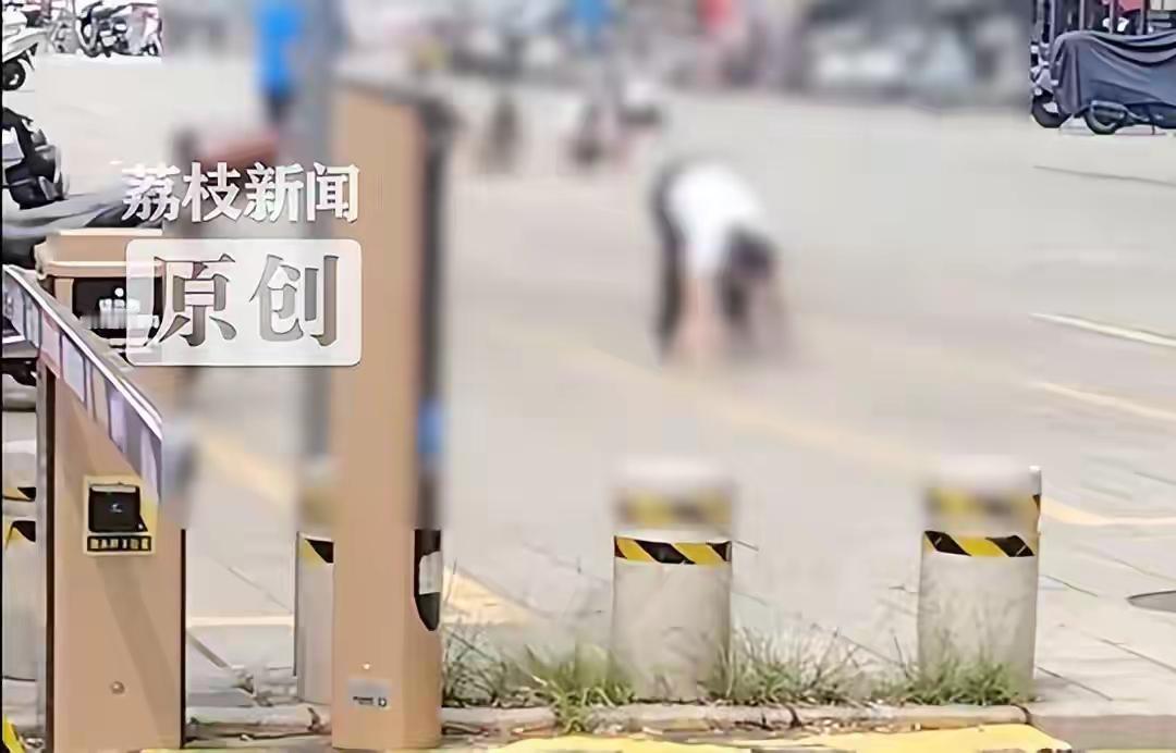 《跪地爬行，系团建》
广东某社区近日的回应引发了热议——“多人跪地爬行学狗叫”，