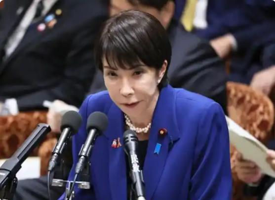 狐狸露出尾巴了，恶狼显出獠牙了。
11月7日，日本首相高市早苗在国会备询时说，如