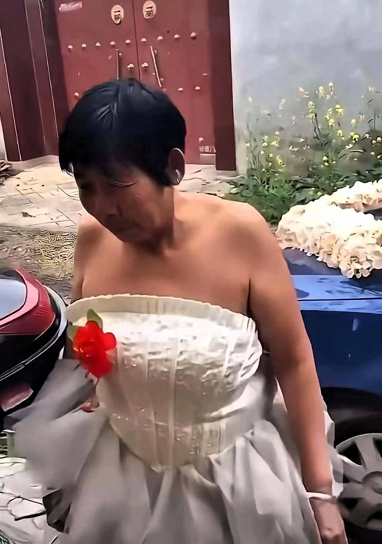 爱美之心人皆有之
大妈这勇气，佩服佩服[赞]
你就说大妈这样穿好不好看吧？[捂脸