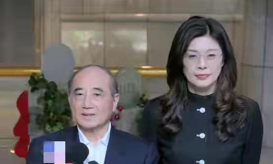 郑丽文真的是最有心最用心最细心的国民党主席！点赞。今天中常会上她穿中山装并解释道