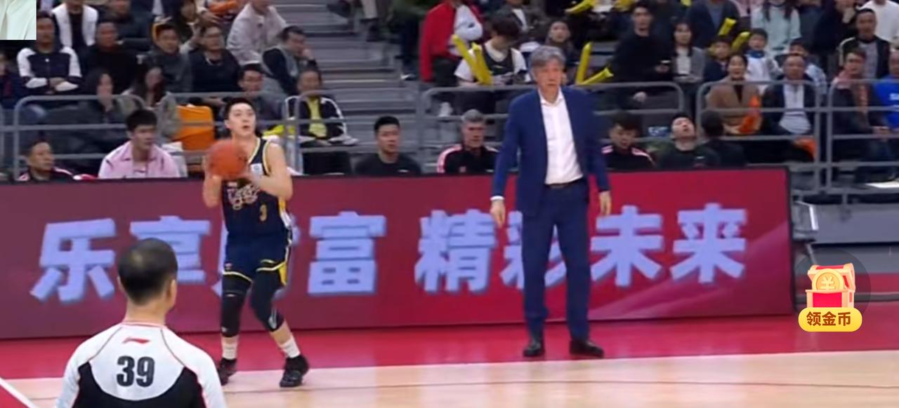 CBA的强度真是让人惊掉下巴！1月5日深圳与青岛的比赛，贺希宁直接被防到“毁容”
