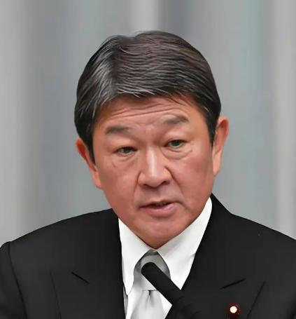 压根跨不进会场大门！王毅来到马尼拉，行程安排步步有深意，日本外相只能靠边站，什么