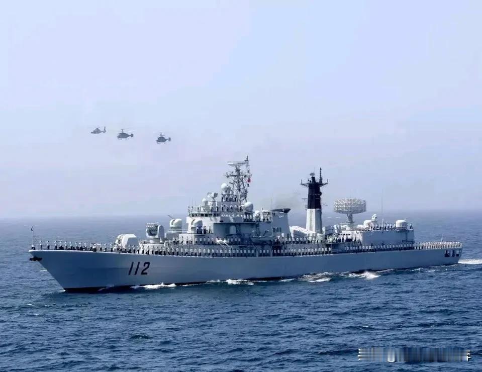 听说曾经的中华第一舰112哈尔滨号已经退役了。
当时东大家的顶级军舰，装备的英国