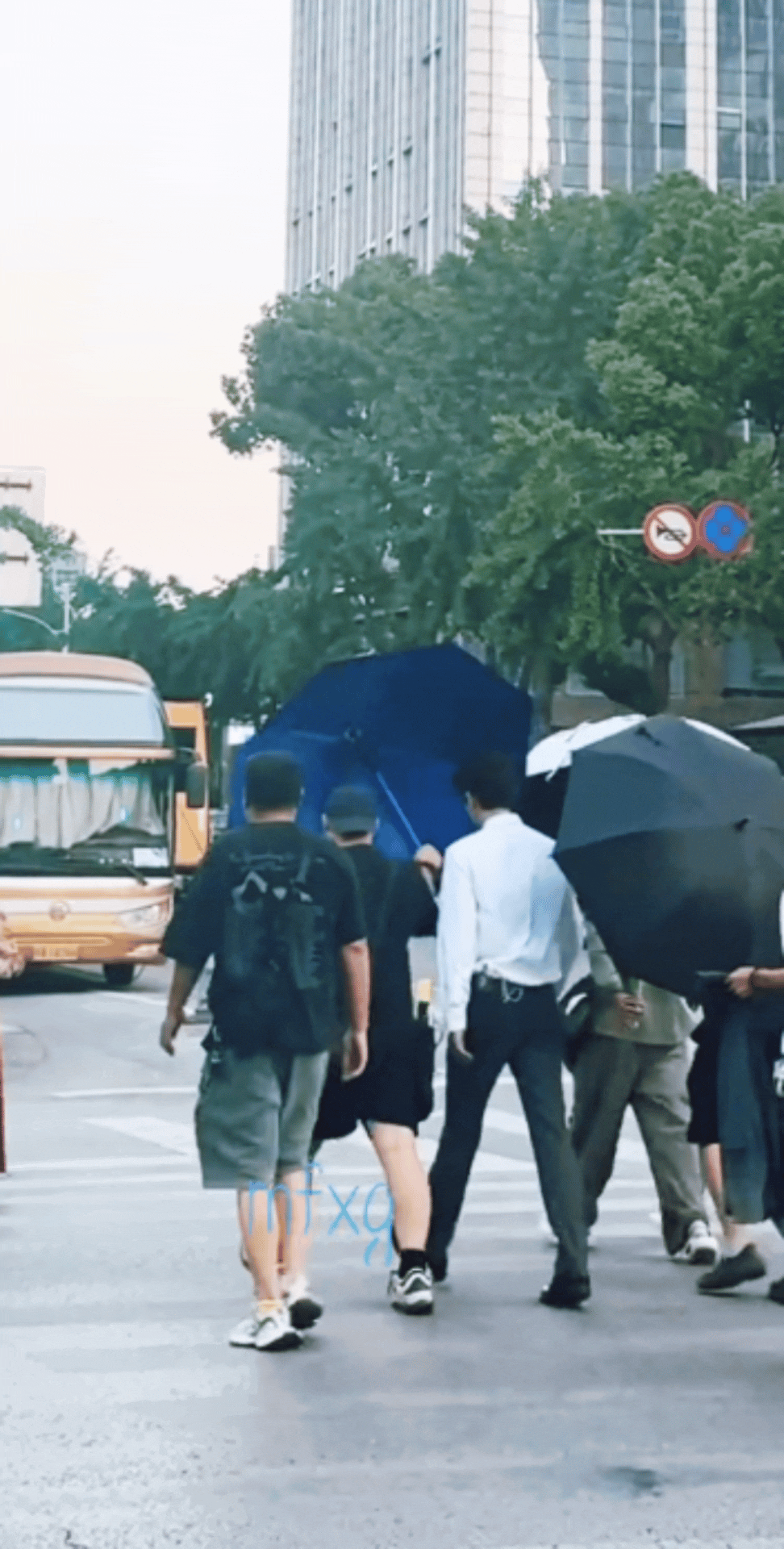 从李至中腰上摔到地上相当于完成一次蹦极 