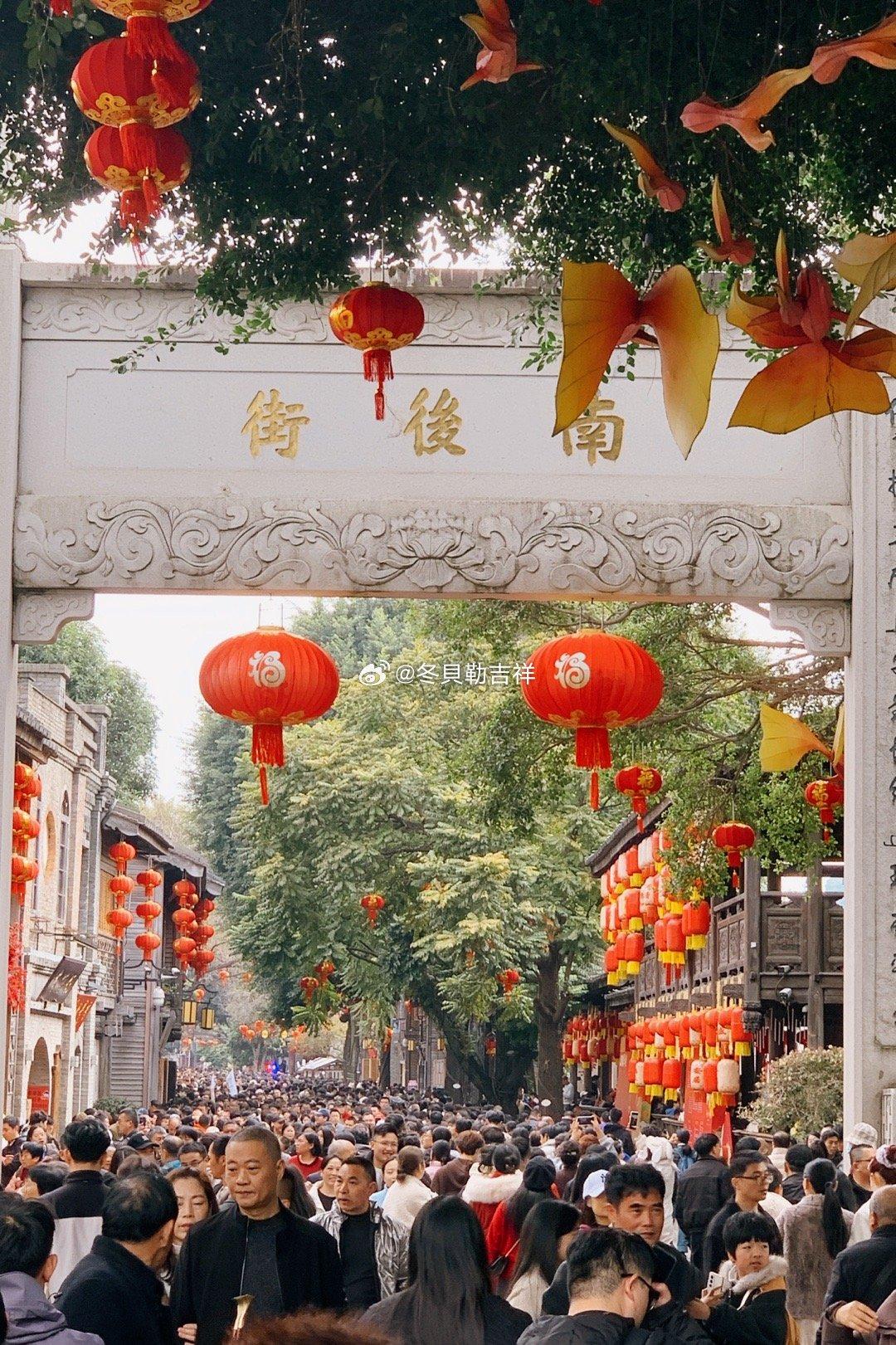 正月里的福州三坊七巷，处处都是热闹景象。古街上游人如织，人头攒动，巷子里摩肩接踵