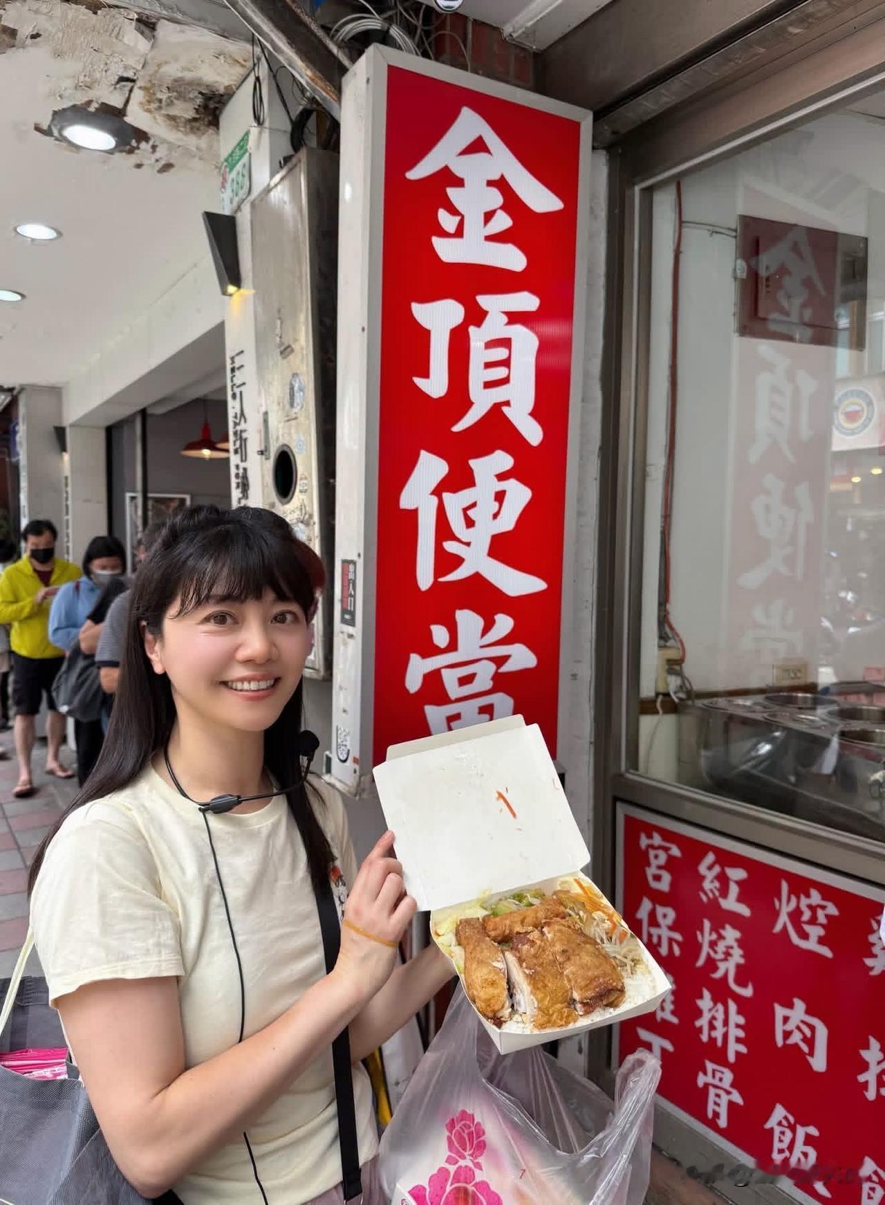 台北市议员参选人高嘉瑜今（18日）在社媒发文表示，每天都大排长龙的金顶便当手上有