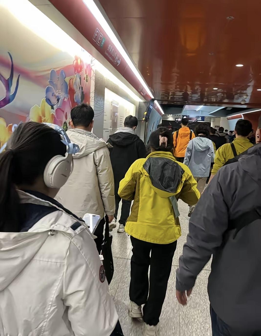 这两天坐地铁上下班总看见一堆人穿冲锋衣，我裹着羽绒服走在他们中间特显眼。老公总说