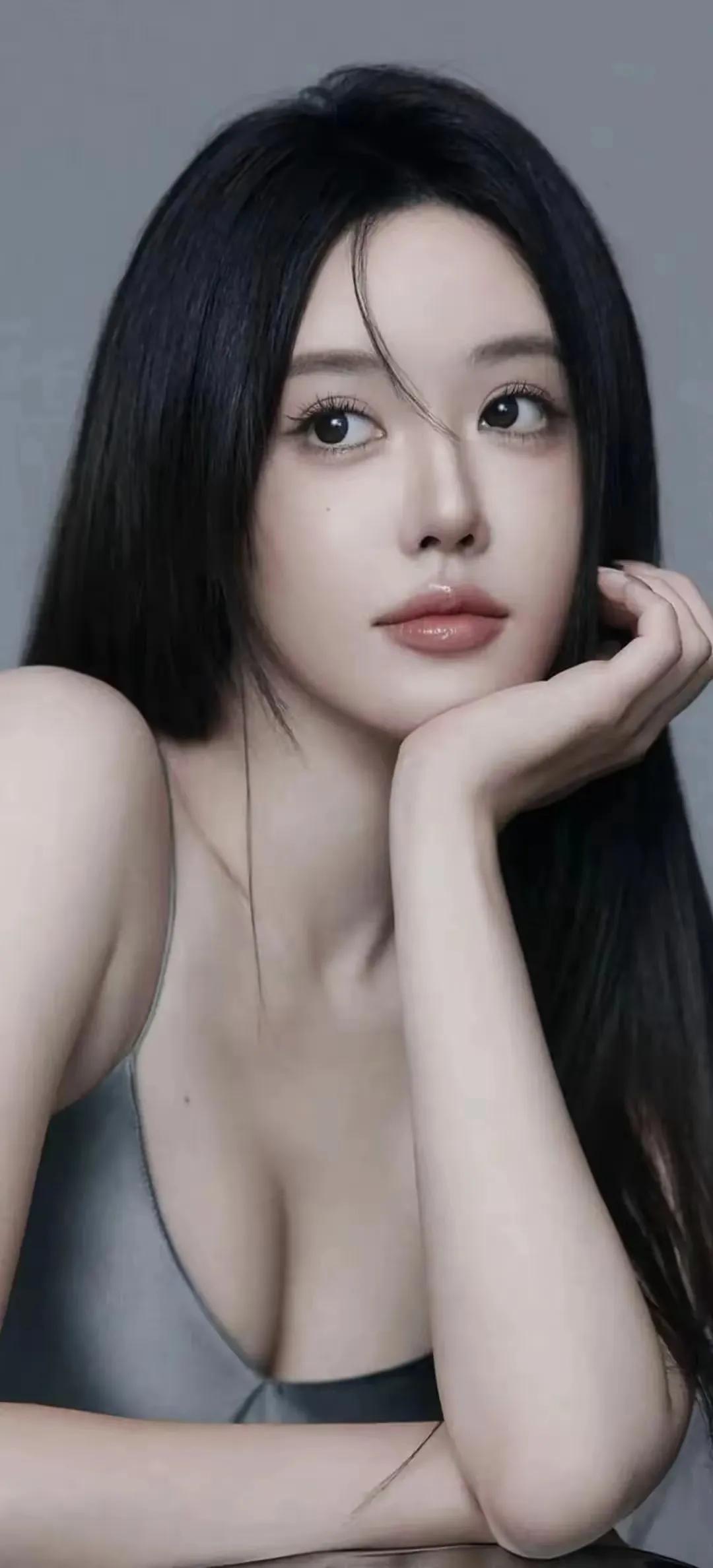 温柔黑发少女，浅笑嫣然，优雅迷人。