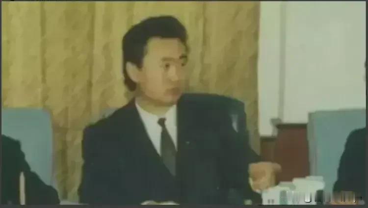 这张照片拍摄于1988年，当时王健林34岁。他身着整齐的西装，五官端庄肃穆，眼神