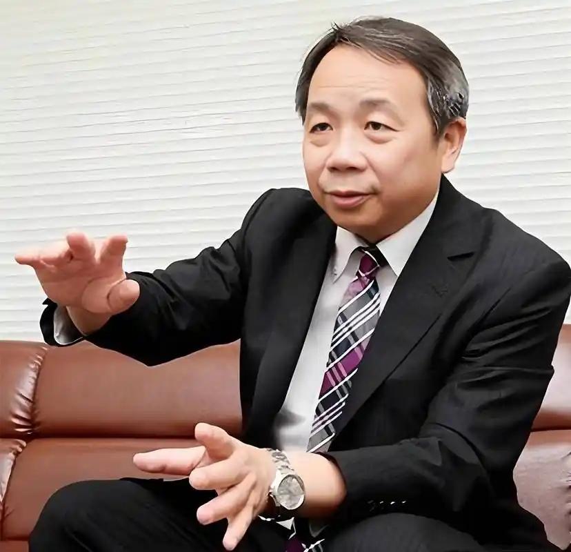 4月22日，就在126名日本议员集体去靖国神社的同一天，队伍里有一个让中国人看了