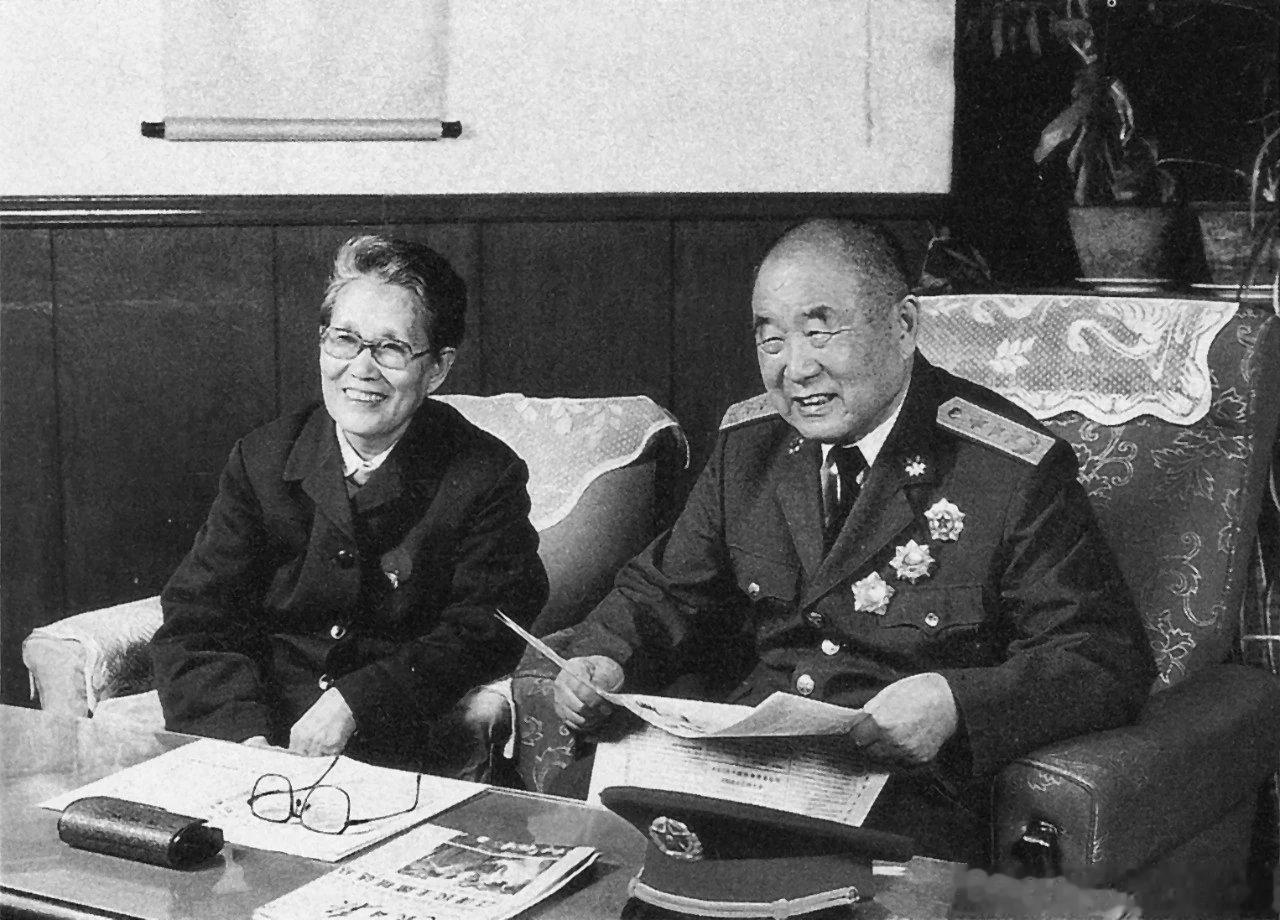 【“十问”——记我的父亲李德生】★李德生与夫人曹云莲一问，父亲视党的理念为自己的