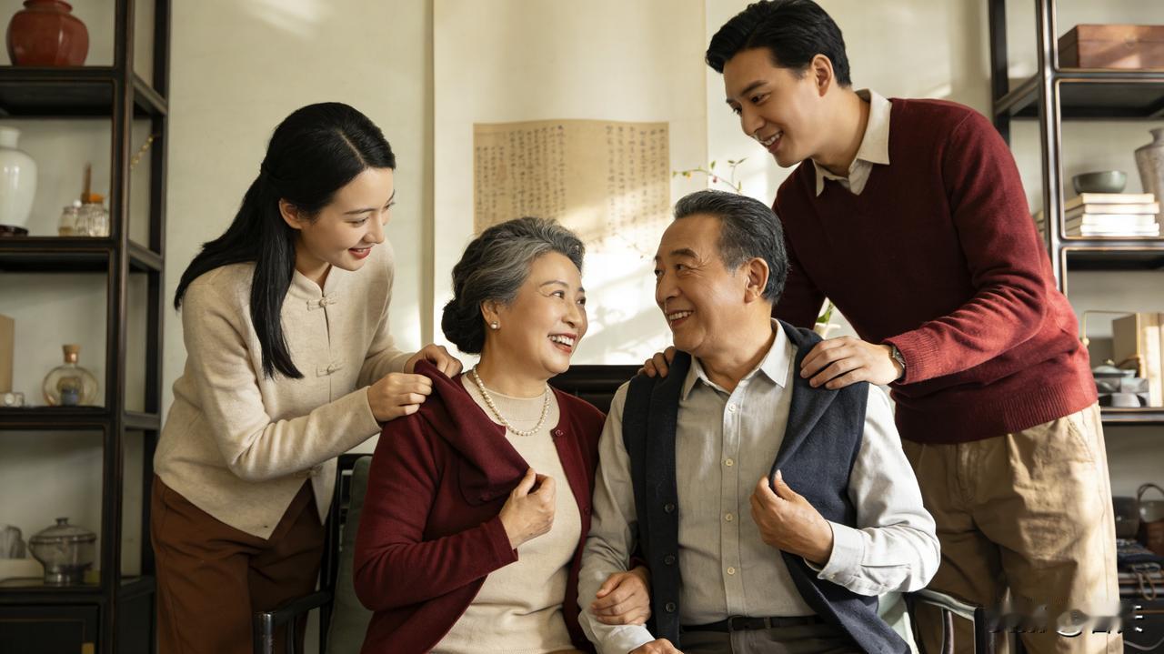 尽孝从不等黄昏，陪伴、聆听、理解皆是真心，趁双亲健在，把亏欠化作当下的暖。