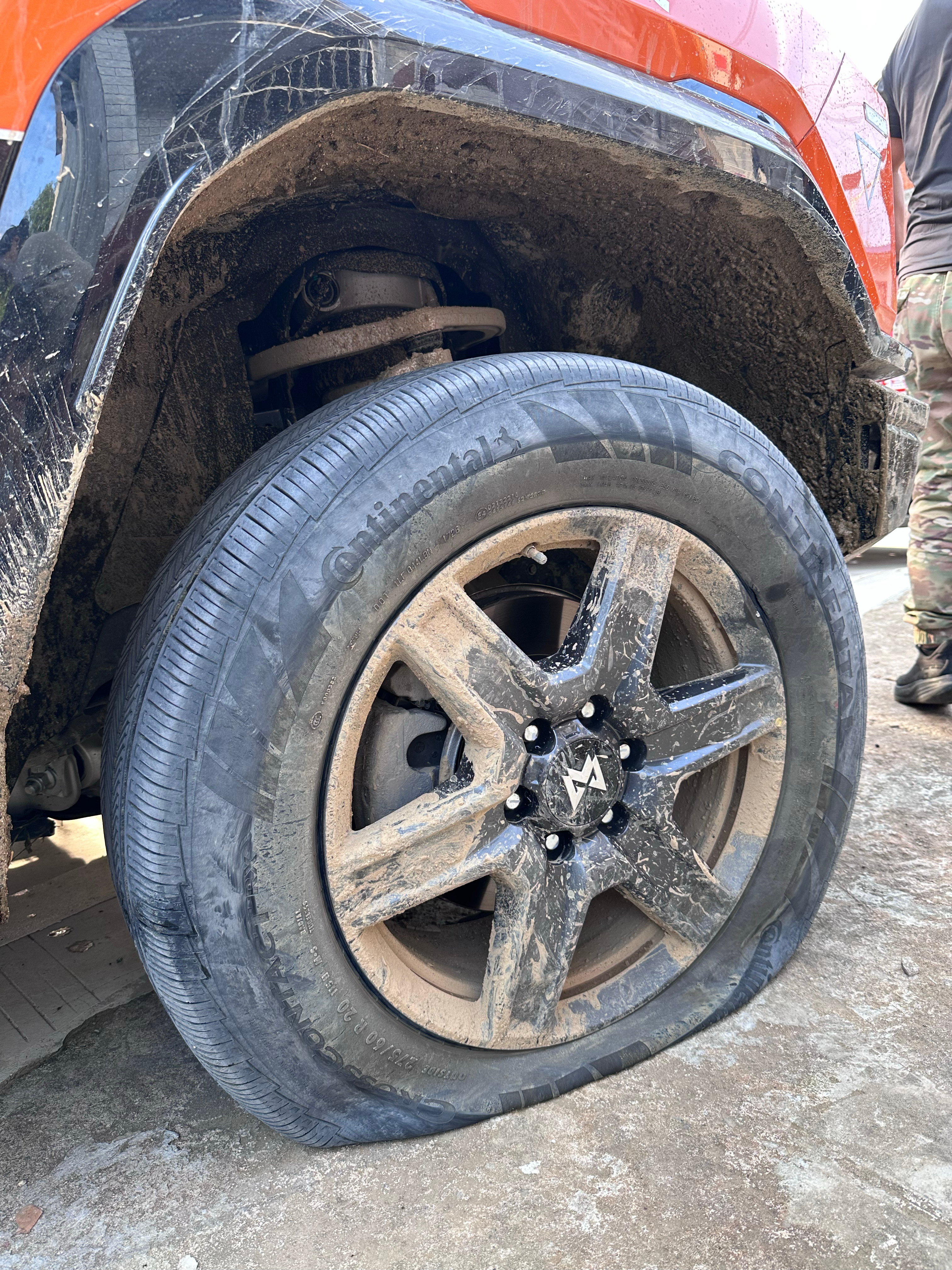 穿越完大别山的马丁公路…想赶最后一班高铁回郑州…结果  胎爆了今日你桥儿回郑州…