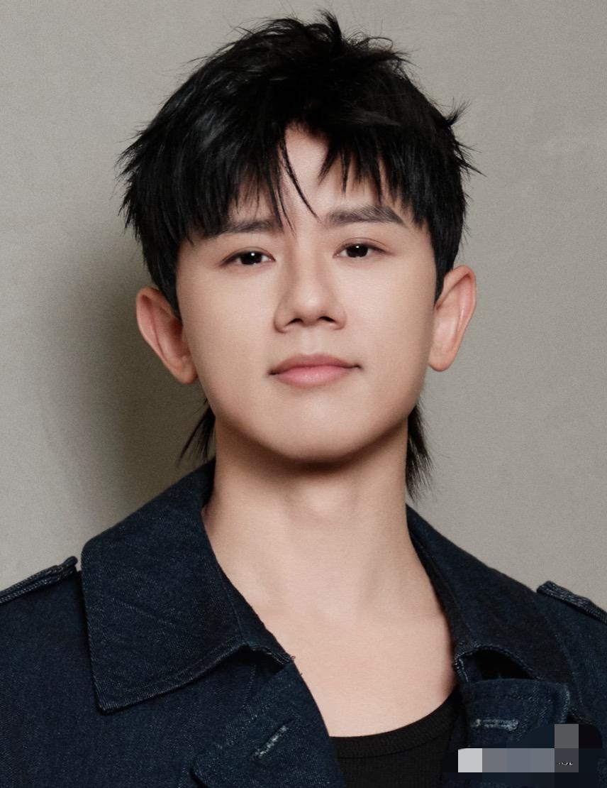 你可以怀疑张杰的歌声，
你可以了怀疑张杰的长相，
但是有一点绝对是毋庸置疑的，那