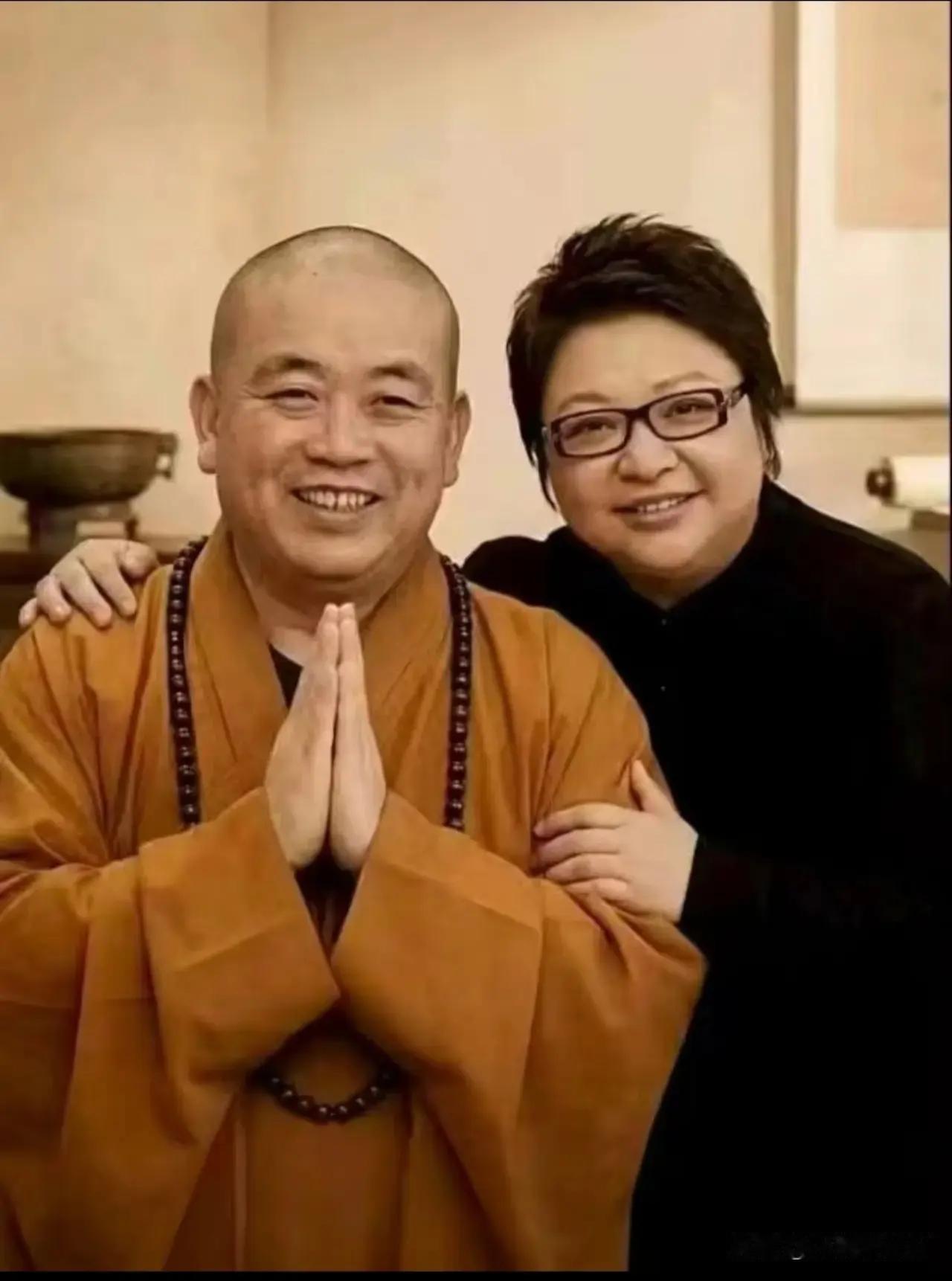 笑眯眯，圆乎乎，且都是国人认可的标准福相。
以前我就很纳闷？
一个高僧就不担心因
