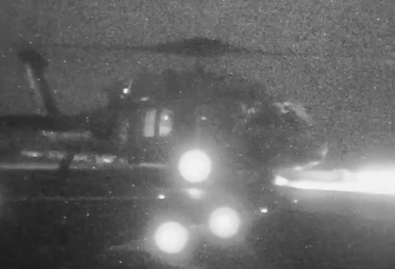 太欺负人了！

美军的黎波里号的舰载直升机，搭载陆战队员，索降登陆被拦截的伊朗货