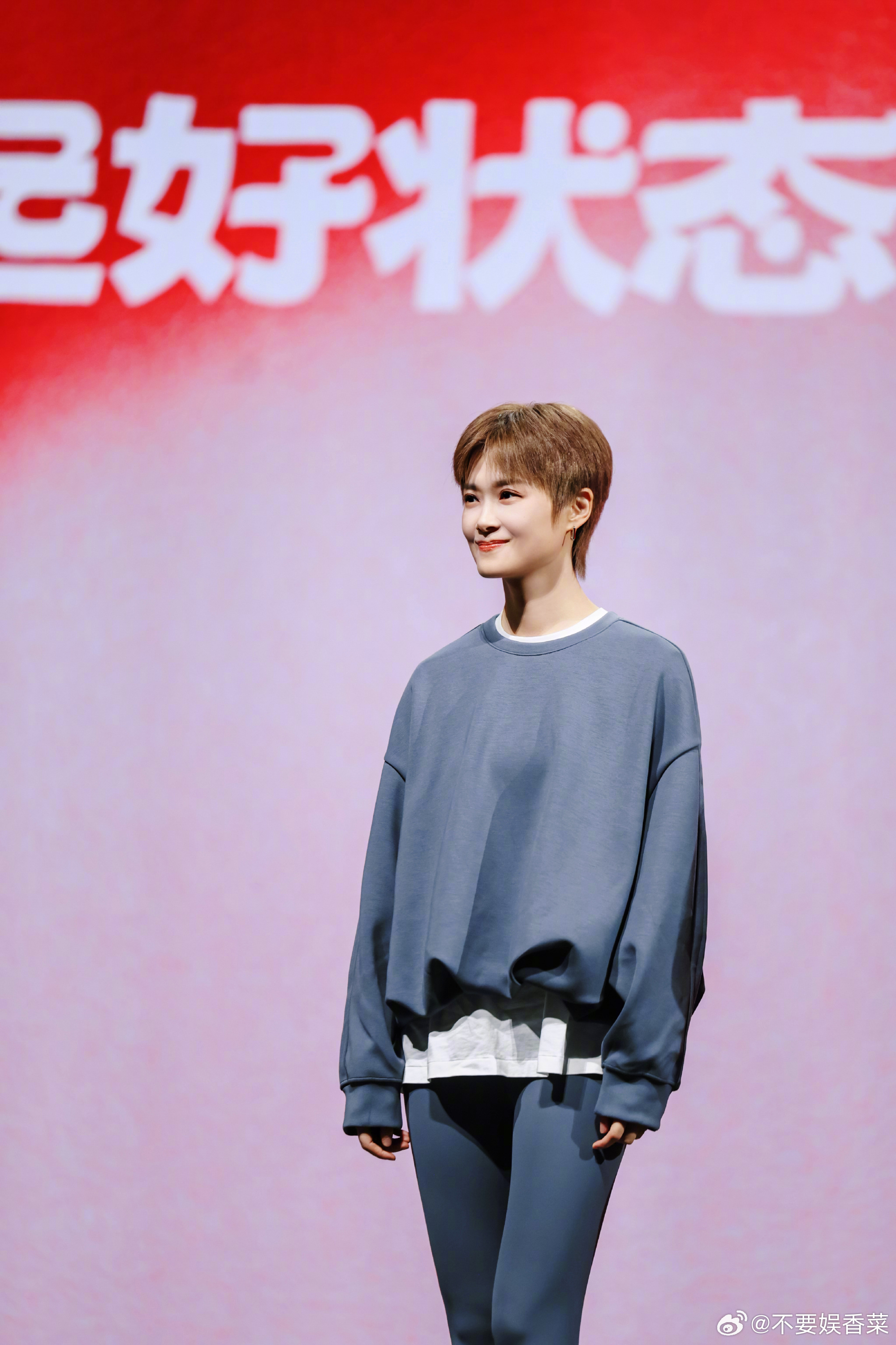 李宇春上海街头合影自己的手绘墙🎬奇妙的同框瞬间！李宇春来到安福路，和专业团队绘