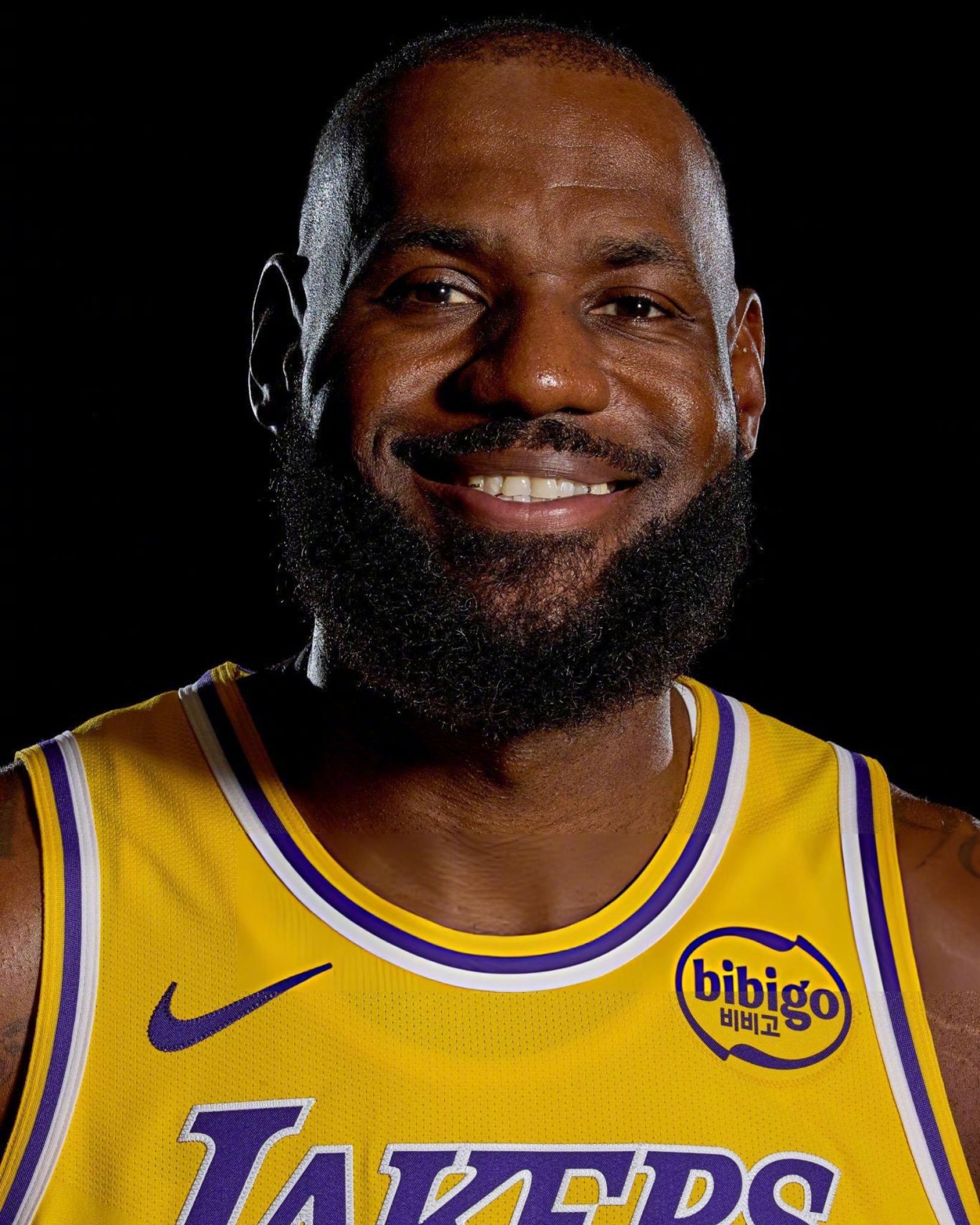 詹姆斯生涯已经出场1612次，而在詹姆斯生涯的前半程和后半程，数据层面几乎一致。