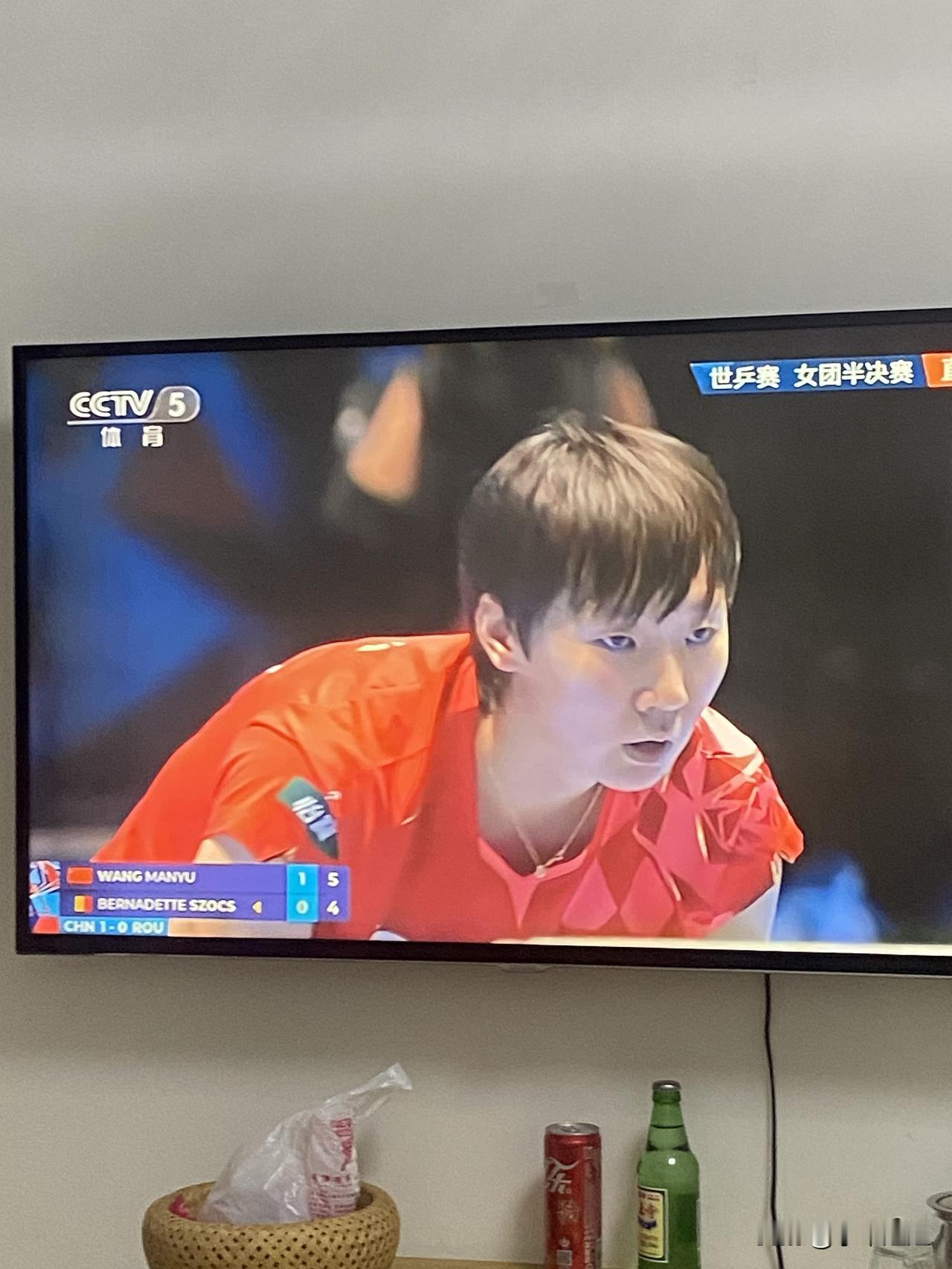 伦敦世乒赛女子团体半决赛！
王曼昱对阵罗马尼亚选手！
第一局王曼昱11比4以绝对