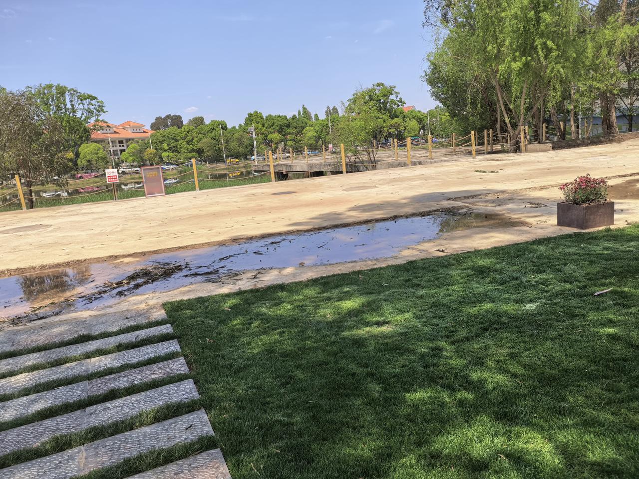 海埂公园正门，艾维故事餐厅这个后面，全部拓开了，把海埂公园的面积再次扩大，非常棒