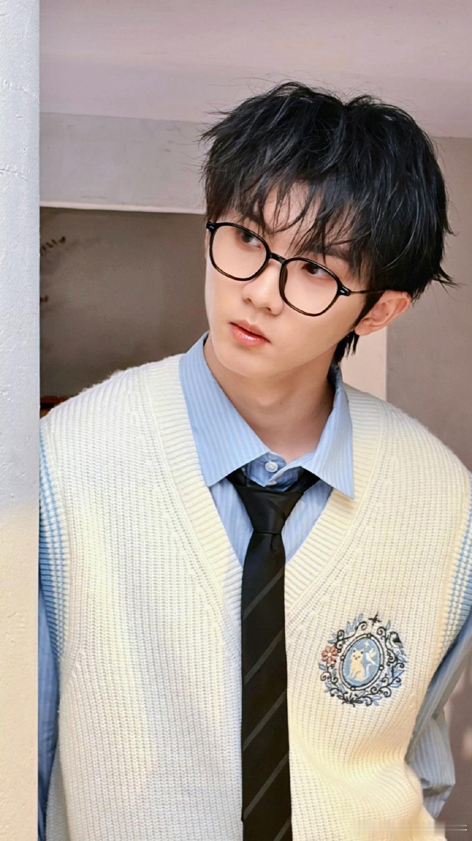 马嘉祺来跑男开心地玩了一天奔跑吧马嘉祺在跑男尽情放松玩耍，笑容常驻元气满满积极参