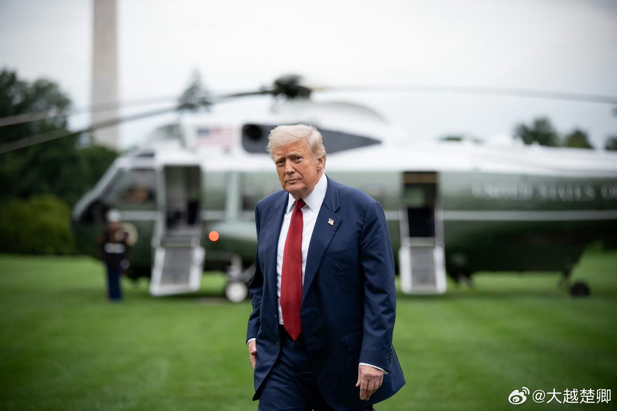 美媒称，特朗普推迟出访，美国从各地大规模抽调军人和军备前往中东，都在显示美伊战争