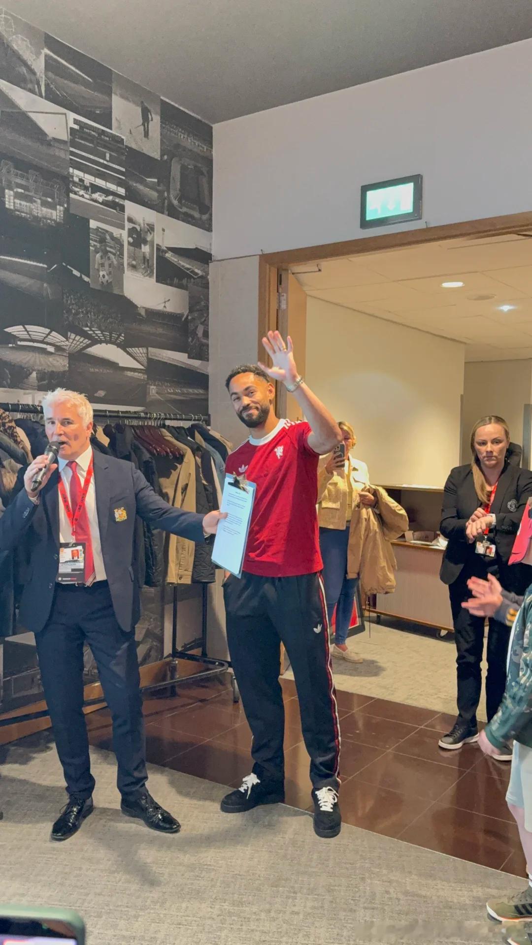 【搬运自小红书】哈哈昨天村哈伤停，结果立刻被资本家派去包厢接客营业了曼联足球俱乐