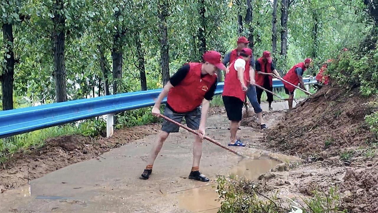 你见过凌晨冒雨抢通山路的场景吗？南召这群人，让我真正理解了什么叫风雨同舟。

8
