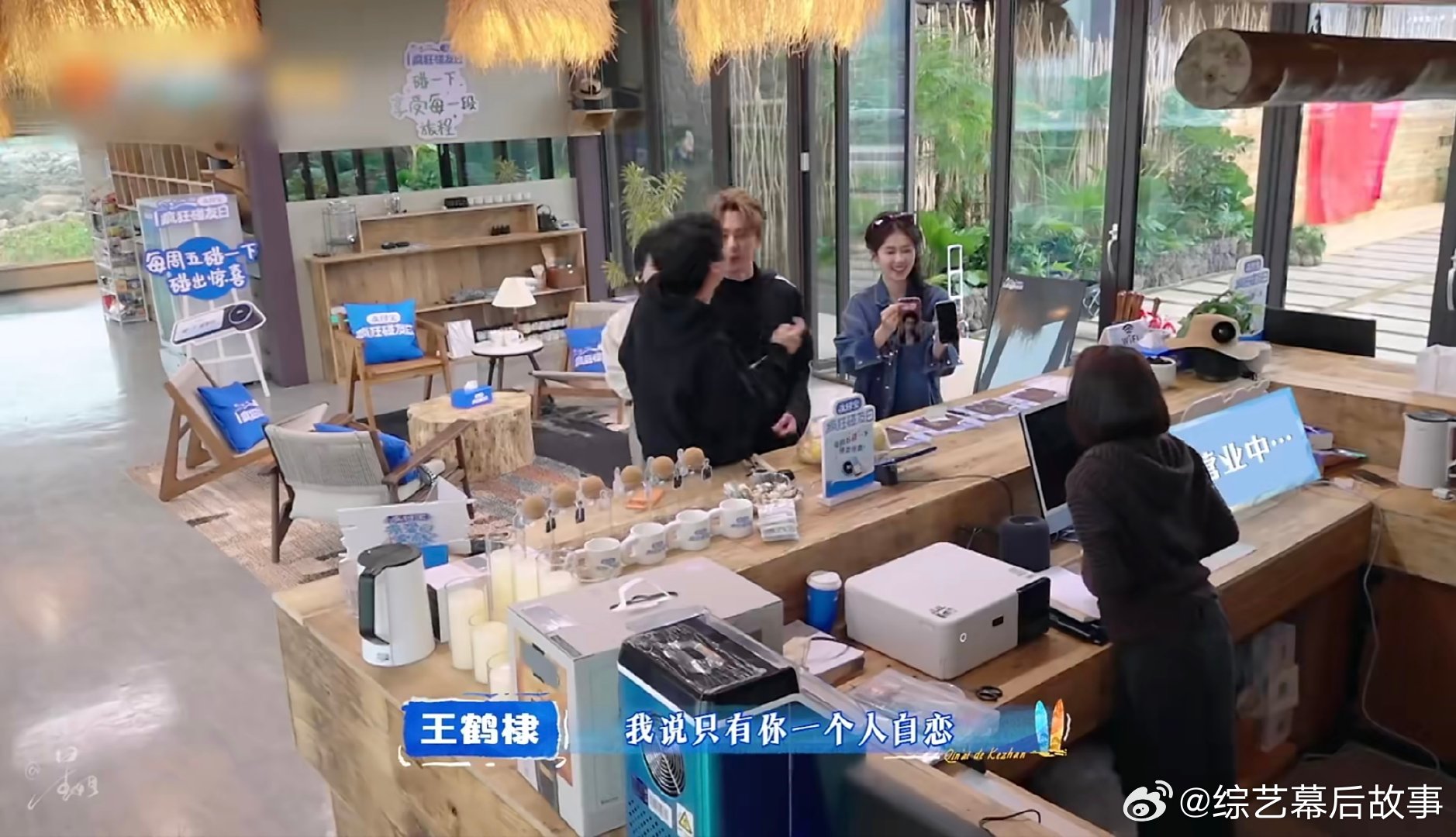 原来只有白鹿一个人自恋白鹿抱孩子VS王鹤棣抱孩子亲爱的客栈 秦岚：你是自己给自己