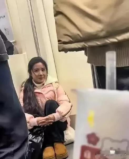 盯着我看老半天了，难不成对我有意思？