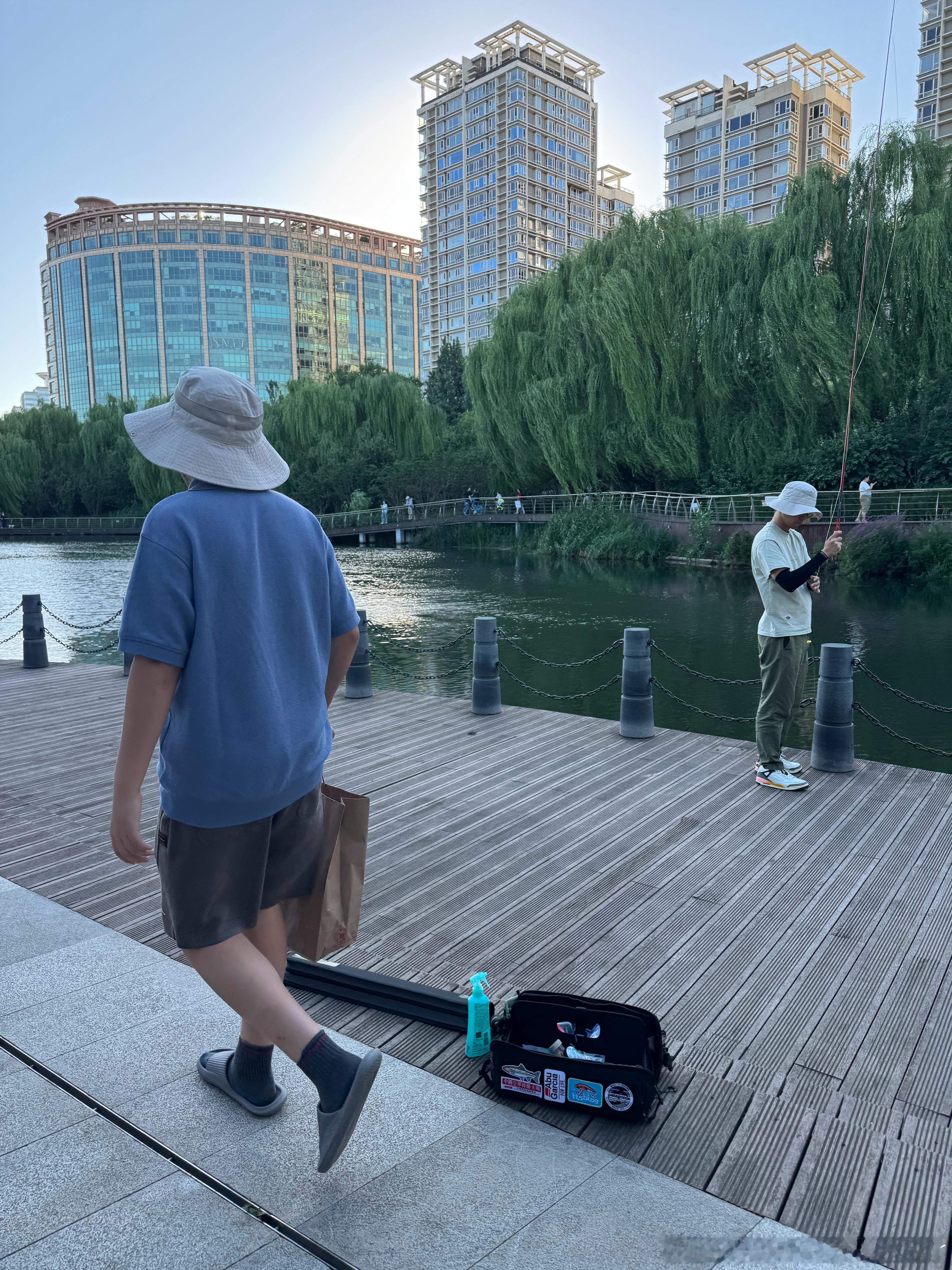 老大和他的渔友，都戴了同样颜色的帽子！走老二前面的人背了一个印有老二名字的双肩包