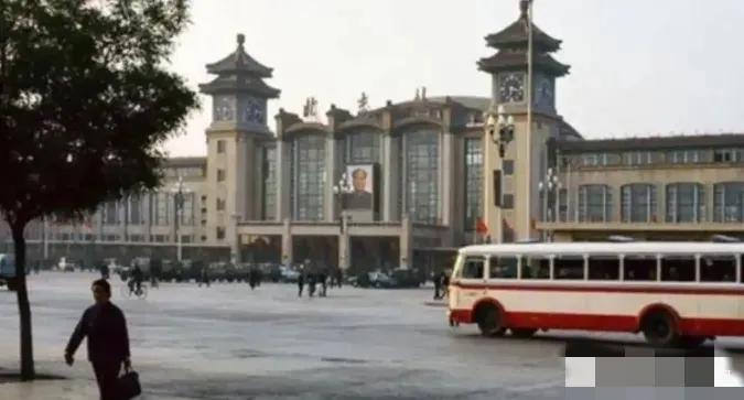 1980年10月29日18时15分，北京火车站二楼南走廊突然发生爆炸，造成10人