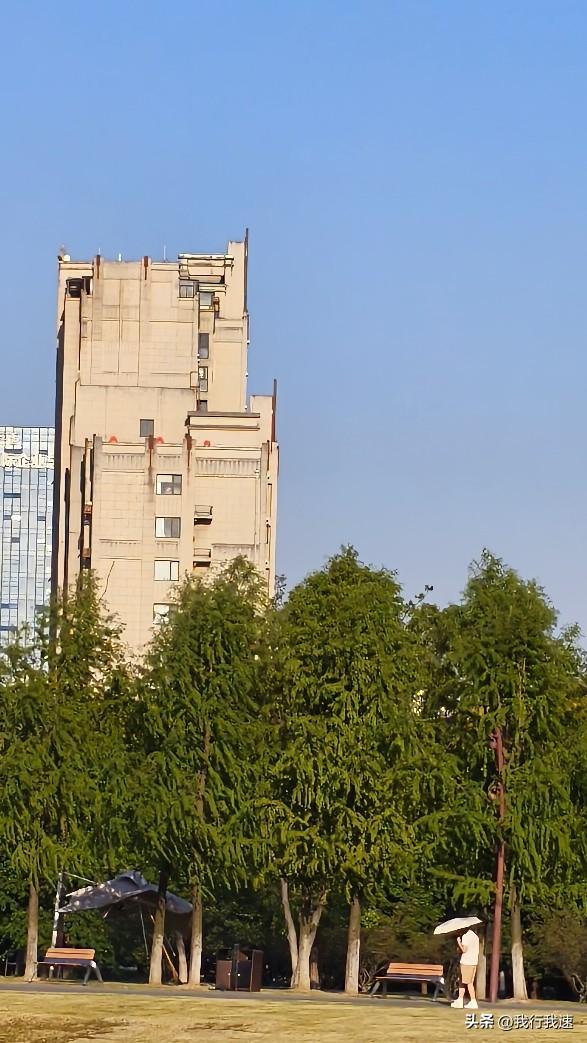 南京今天多云，我大清早出门买个早餐，走两步就发现气温直接飙到27度，后背都闷出薄