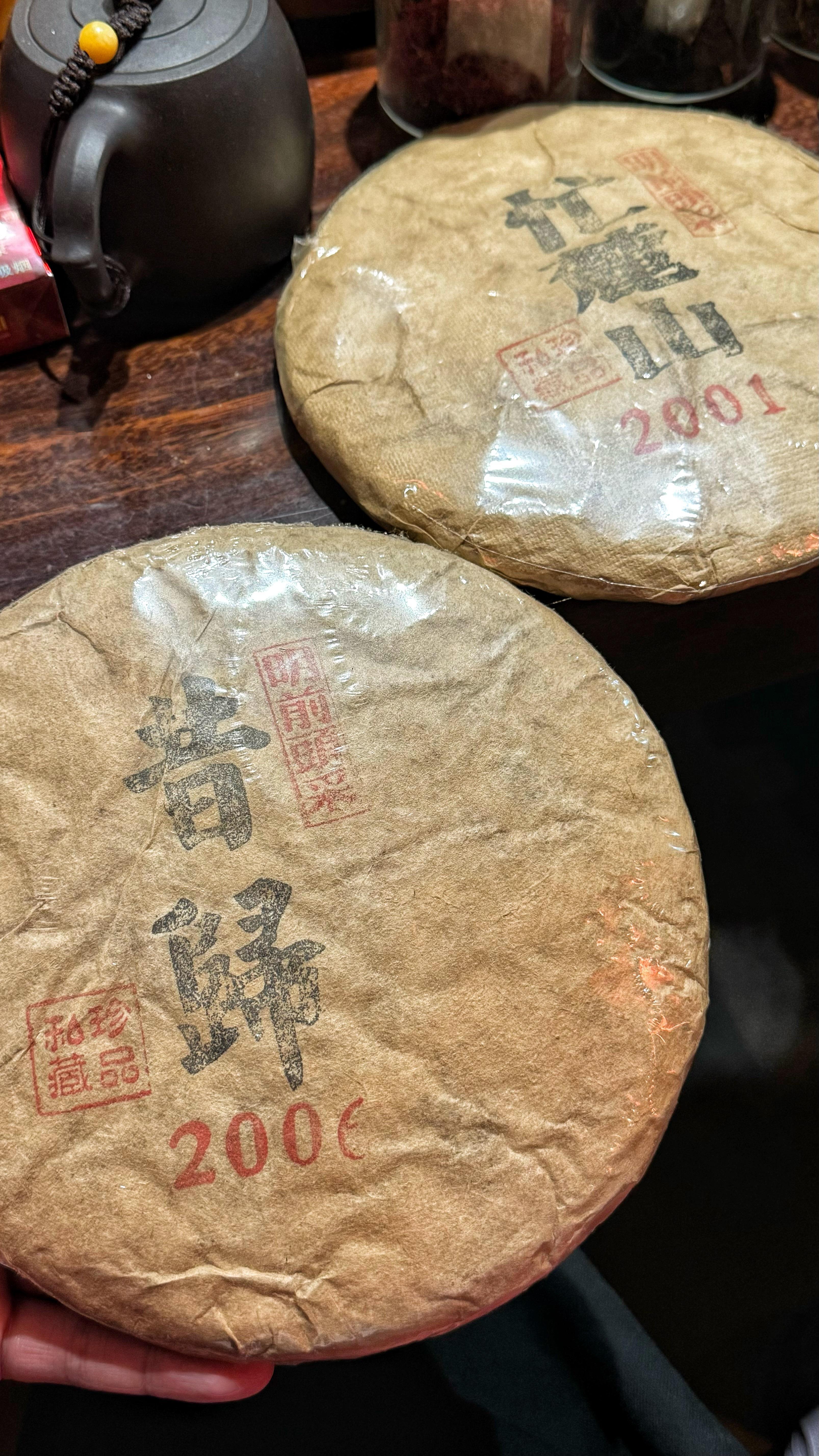 今天在我们丽江客栈掏出压箱底的2006年昔归！这好茶可不轻易拿出来，得遇着懂行的