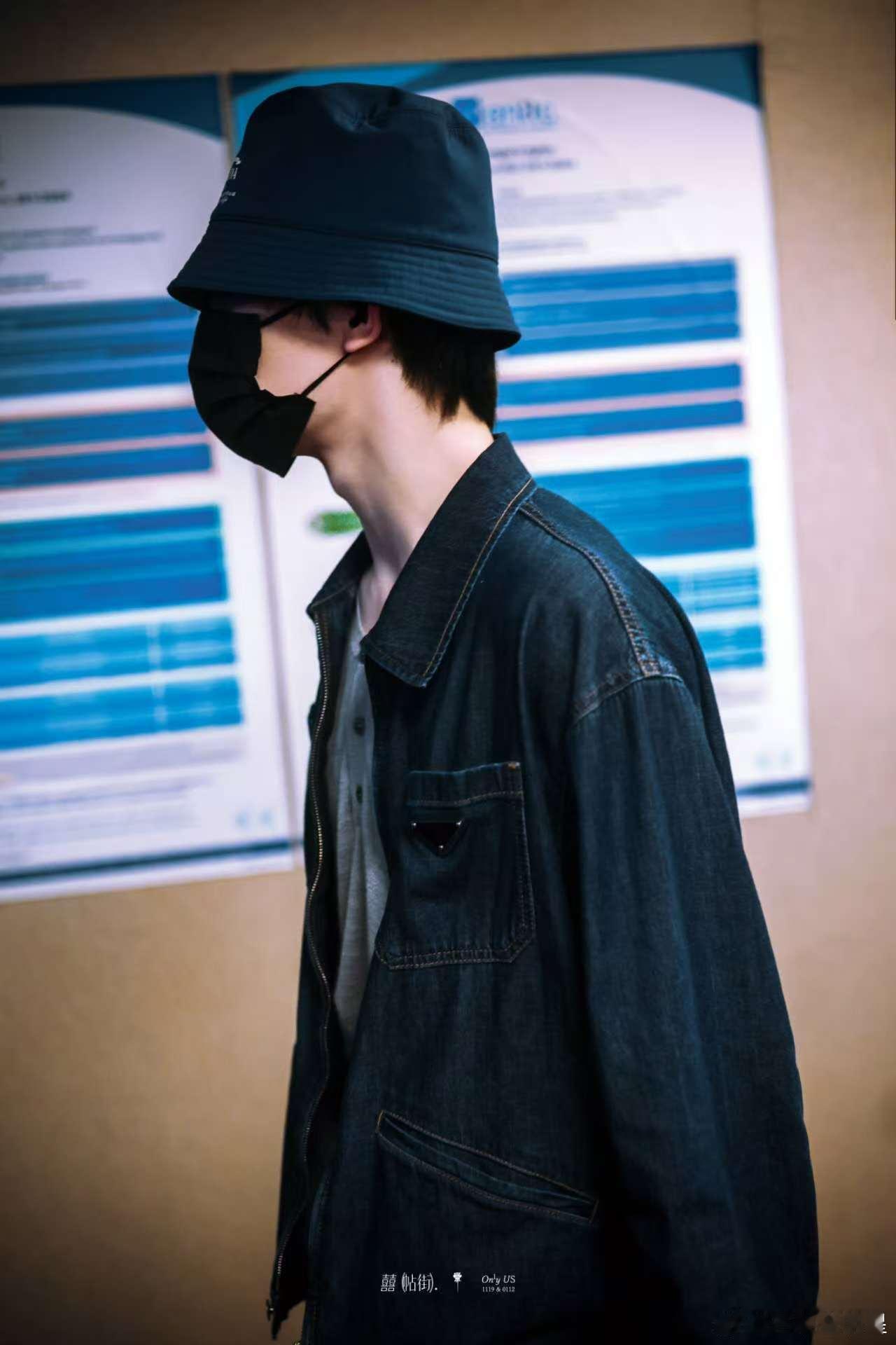 朱志鑫苏新皓和Prada工作人员交流 被帅到失语！与Prada工作人员同框交流，