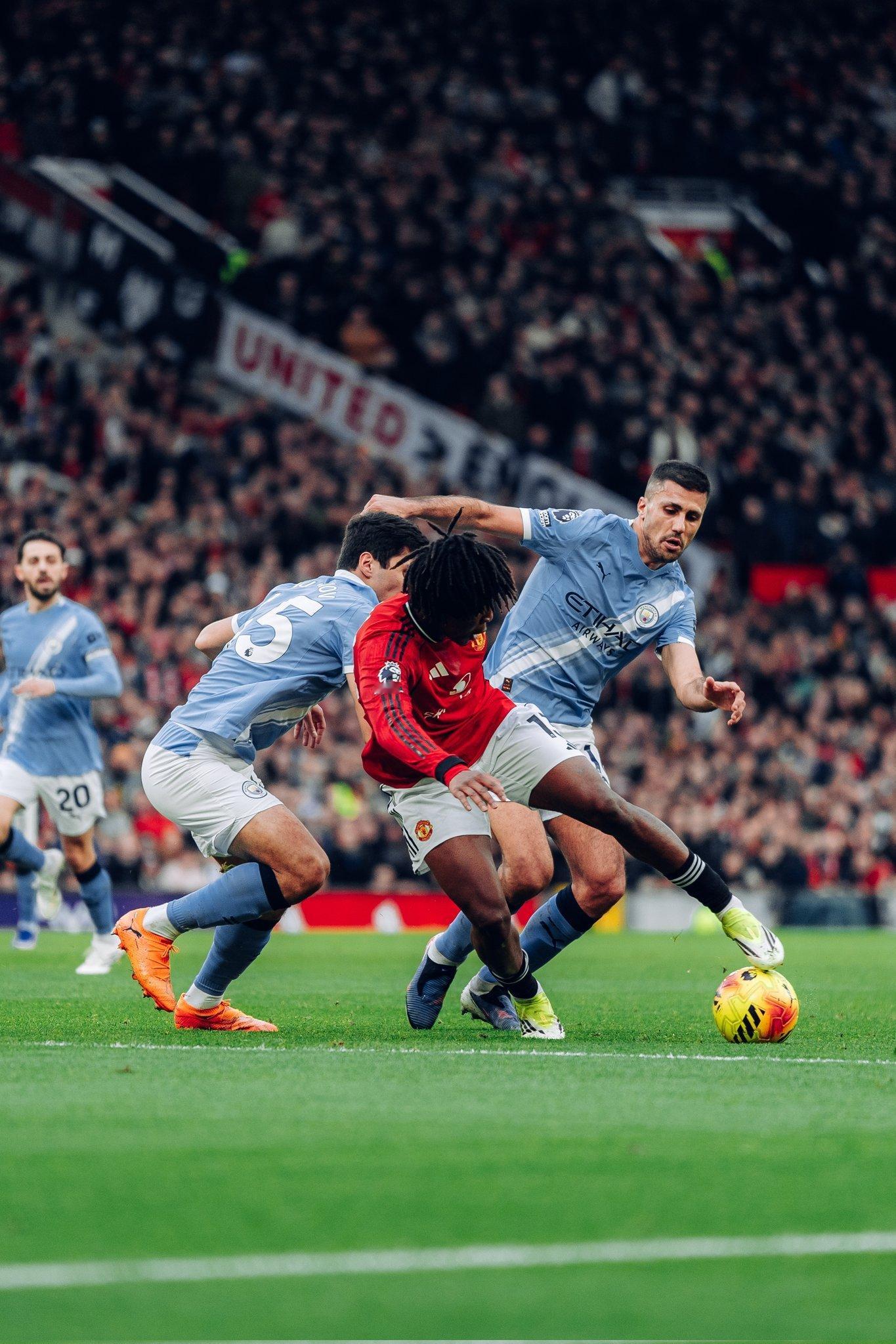 上半场比赛结束，曼联0比0曼城大家有什么想说的！曼联vs曼城