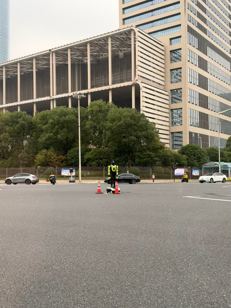 果然杭州走在时尚最前沿 上班路上看到了机器人交警 都上了 [吃瓜]跟真人真像  