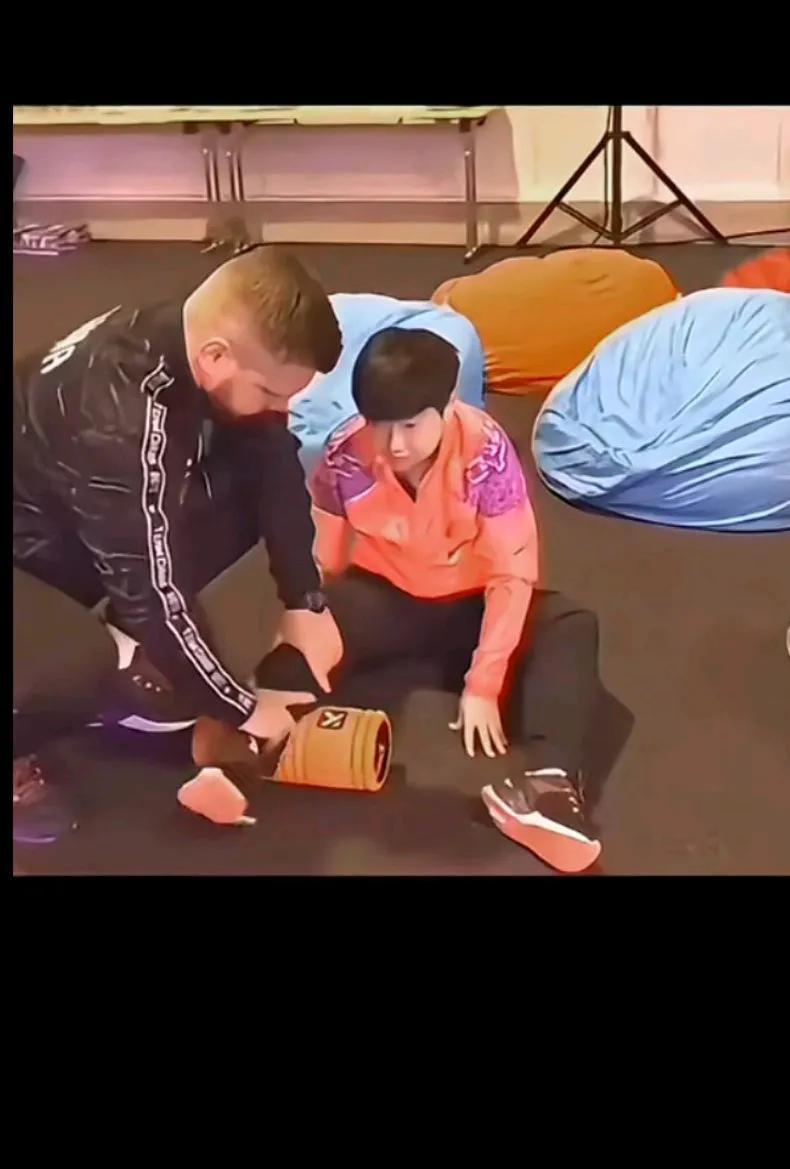 这孩子心里藏不住事[捂脸]什么想法都从脸上表现出来了
叽哩哇啦给我们莎宝哇啦的皱