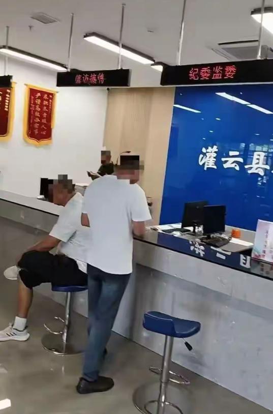 “此地无银三百两！”大厅九点窗口空无一人，还禁止携带手机，女子当场举报！
 
江