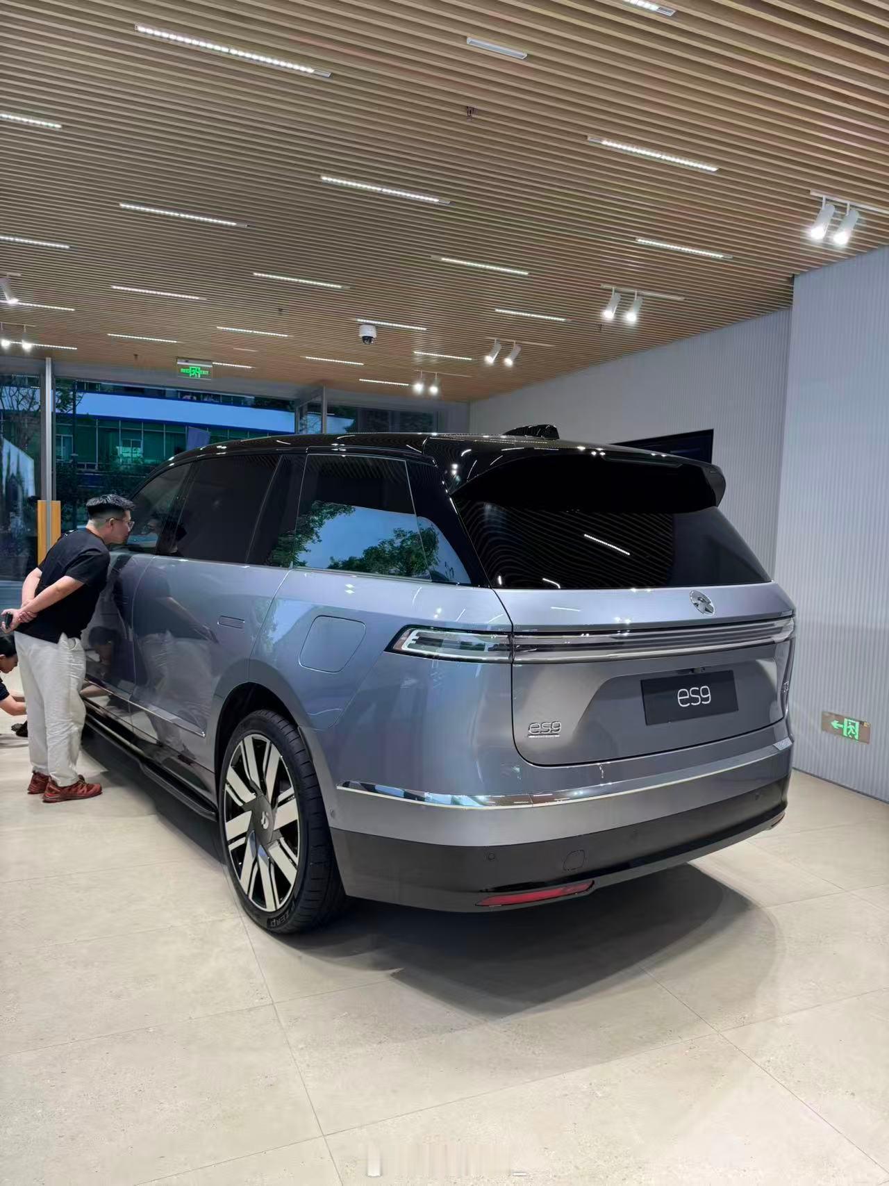 怎么感觉纯色的月辉银，比带双拼的好看？变成了悬浮车顶，气场plus。蔚来蔚来es