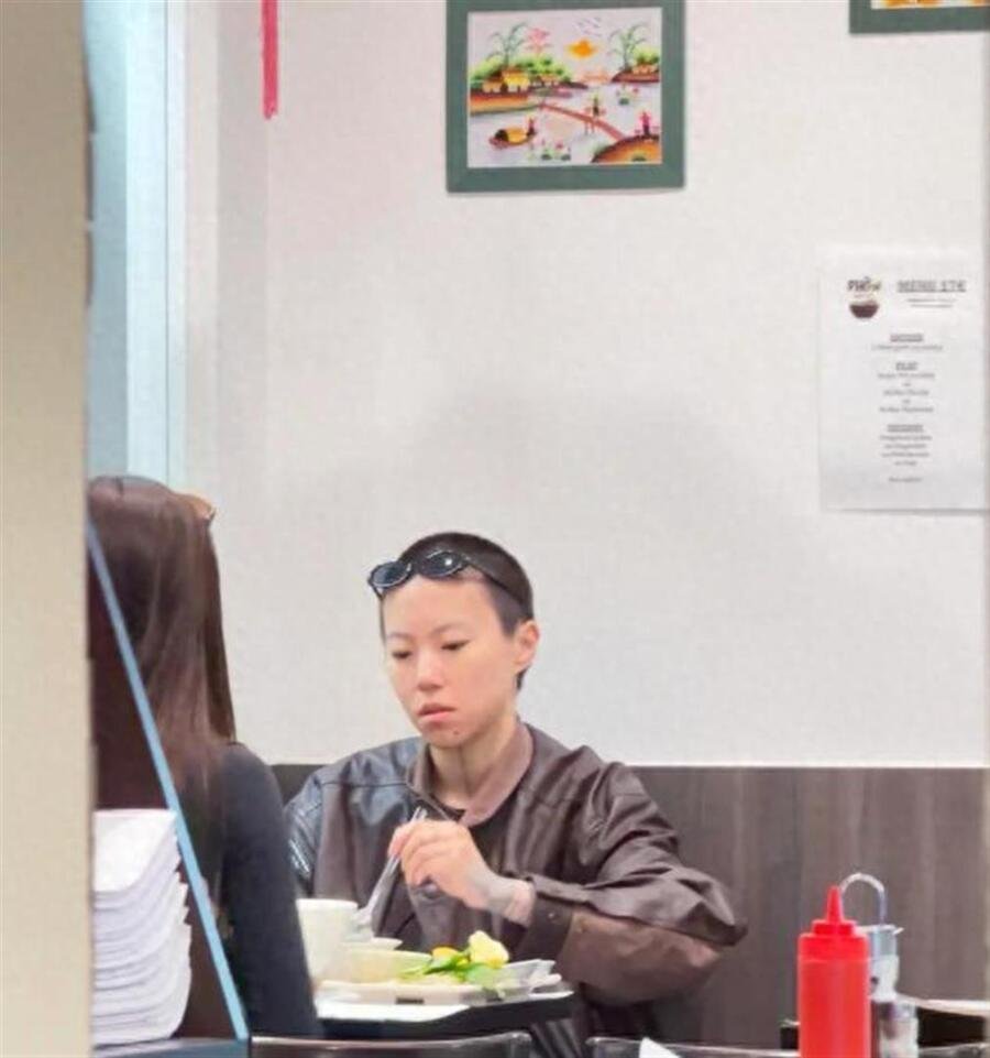 窦靖童在巴黎吃越南菜，她剃了短发很帅，她对面坐着的疑似宋妍霏 