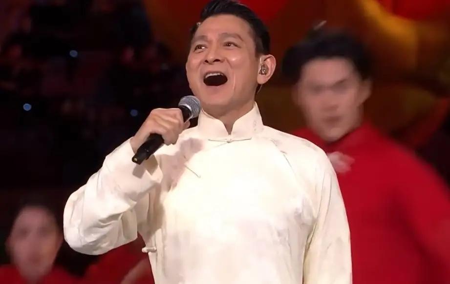 刘德华真的别再唱歌了！
再这么下去，年轻歌手都要没活路了啊！

64岁的年纪，一